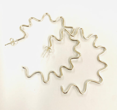 Clustlysau arian tonnog - Silver wavy hoop earrings