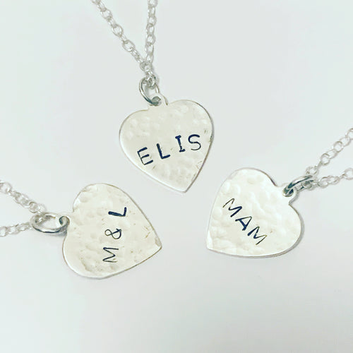 Mwclus Calon wedi personoli / heart shape silver hammered necklace - personalised